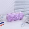 Primer plano de estuche de felpa con estampado de leopardo morado y cierre metálico - Morado