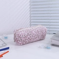Vista detallada del estuche de felpa con estampado de leopardo rosa en un escritorio - Rosa