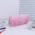 Vista detallada de bolsa de felpa con estampado leopardo rosa con material escolar - Rosa Rojo