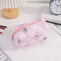 Primer plano del estuche rosa acolchado con diseño de oso y textura suave de burbujas - Rosa