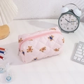 Détail de la trousse à rayures roses avec motif d'ours et fermeture éclair robuste - Style Ours de Dessin Animé