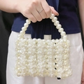 Mini borsa a mano in perle color crema con intagli di rose e manico tondo di perle - Bianco