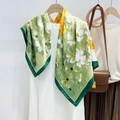Grüner Seidenschal mit Gänseblümchen-Print und dunkelgrünem Rand auf weißem Kleid - Großes Quadratisches Tuch / Frische Blumen Grün