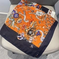 Carré de soie vintage français 70cm à fleurs et papillons sur satin de soie orange élégant - Motif Floral Rétro / Orange