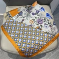 Carré de soie vintage français avec motifs floraux et géométriques colorés et bordure orange - Motif Géométrique G / Gris