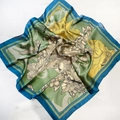 Détail d'un foulard en soie à fleurs et libellules sur fond de marbre blanc - Bleu Cyan