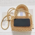 Sac à main tissé en perles dorées avec poignées et bandoulière assortie - Or
