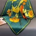 Sciarpa di seta satinata con stampa floreale su base verde marmo e bordo giallo - Stile Sciarpa / Stampa Verde Scuro