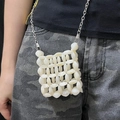 Mini-Umhängetasche aus perlweißen Acrylperlen mit silberner Kette für den Urlaub - Gebrochenes Weiß