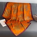 Foulard quadrato in seta retrò arancione con motivi di peonia e nuvole su divano - 90x90cm (Raso di Lijin) / Arancione e Oro (Come mostrato)