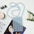 Borsa porta cellulare fatta a mano in perline azzurre con perle bianche e tracolla - Blu