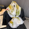 Eleganter grüner Ginkgo-Seidenschal für Damen, präsentiert mit Modeaccessoires und Tasche - 180*130CM / Grüner Ginkgo