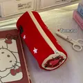 Schattig rood cilindervormig etui met geborduurde sterren en tomaatmotieven op bureau - Rode Tomaat