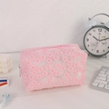 Dettaglio della borsa in rete rosa con ricami floreali 3D e dettagli della cerniera - Carminio
