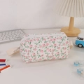 Detailansicht der gesteppten Federtasche mit rosa Blumenmuster und weicher Baumwolle - Handgehalten rosa Blumenmuster