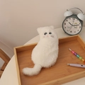 Primer plano de estuche de gato de peluche blanco mostrando textura suave y acabado fino - Blanco Nieve