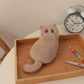 Detalle del estuche de gato de peluche suave con cara bordada y diseño de orejas lindas - Caqui