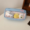 Detail van blauwe etui met transparant venster en kleine knuffels op een wit bureau - Blauw (Met Pluche Poppen)