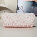 Detail van een bloemen etui met roze ruiten, kantversiering en een metalen ritssluiting - Roze Bloemen Patchwork Stijl
