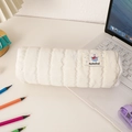 Macro dell'astuccio trapuntato color crema con etichetta pupazzo di neve e ricami - Bianco Sporco