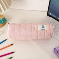 Dettaglio dell'astuccio trapuntato rosa con pompon di peluche ed etichetta del marchio miaoni - Rosa