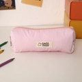 Detail der rosa Federtasche mit Schleifenrelief und Colorful Fantasy Stofflabel - Rosa