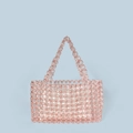 Dettaglio della borsa tote intrecciata a mano in cristallo rosa con manici - Rosa