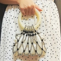 Borsa fatta a mano con perline nero argento e manico circolare in resina ambrata - Perline Argento/Nero - Manico in Resina Bianco Sporco / Argento (Manico Bianco Sporco)