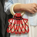 Borsa a mano di perline rosse e nere fatta a mano con manici in resina e sacchetto - Perline Rosso/Nero - Manico in Resina Bianco Sporco / Rosso (Manico Bianco Sporco)