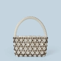 Detalle del bolso de cuentas hecho a mano con flores en contraste y cierre de cremallera - Gris
