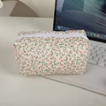 Gros plan détaillé sur trousse de maquillage fleurie en coton matelassé avec fermeture - Rose Fleuri