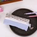 Dettaglio dell'astuccio floreale con trapuntatura a cuore e ciondolo rosa - Blu (con Accessori)