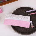 Dettaglio dell'astuccio floreale con trapuntatura a cuore rosa e ciondolo Sweet - Rosa (con Accessori)