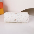 Detail eines gesteppten Baumwoll-Mäppchens mit Blumendruck und Metallreißverschluss - Weiß Blumig