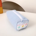 Dettaglio dell'astuccio in tessuto azzurro con ricami a stella e cuore e zip bianca - Astuccio a Stelle a Nido d'Ape (Blu)