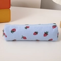 Détail de la trousse en velours côtelé bleu clair avec motif fraise et zip argenté - Bleu