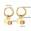 Dettaglio di orecchini a cerchio in acciaio dorato con perline e ciondoli a foglia - Foglia Oro e Cristallo Arancione (EA56960GG)