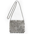 Detailansicht der silbernen Gänseblümchen-Metalltasche mit feinem Kettenriemen - Silber
