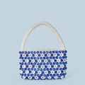 Bolso de mano de cuentas hecho a mano con flores azules y blancas y elegante asa de perlas - Azul