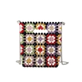 Dettaglio della lavorazione a perline colorate e motivi geometrici floreali sulla borsa - Multicolore