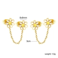 Detail van madeliefje oorbellen met wit emaille en een gouden schakelketting van 3cm - Wit Geel Madeliefje Stijl (EA5B800AG)