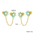 Detail van gouden madeliefje dubbele oorbellen met blauw emaille en lange schakelketting - Hemelsblauw Madeliefje Stijl (EA5B800JG)