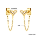 Detailweergave van de hartvormige gouden oorbel met zirkonia stenen en schakelketting design - Strass Hart Ketting Stijl (EA5B960AG)
