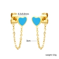 Detail van hart oorknoppen met blauw emaille en 3cm gouden ketting die de sluiting verbindt - Hemelsblauw Emaille Hart Stijl (EA5C000KG)