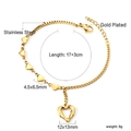 Detail von 18K vergoldetem Edelstahl-Herzarmband mit gemischtem Kettendesign und Anhängern - Gold