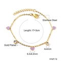 Vue détaillée du bracelet en acier doré avec breloques cœurs violets et zircons - Coeur violet (BR26240CG)