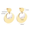 Détail de boucles d'oreilles géométriques plaquées or 18 carats avec nacre et dimensions - Double Cercle Doré Avec Coquille
