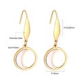 Détail de boucles d'oreilles en acier doré avec pendentif en nacre en forme de croissant - Cercle Doré Avec Coquille Blanche