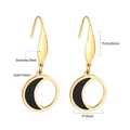 Détail de boucles d'oreilles en acier inoxydable doré avec insert de lune - Cercle Doré Avec Croissant Noir