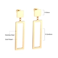 Détail de boucles d'oreilles géométriques en acier doré avec pendentif rectangle - Pendentif Cadre Carré Or